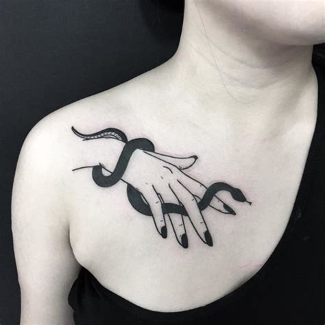 tatoo para mujeres en el pecho|Tatuajes de mujer en el pecho